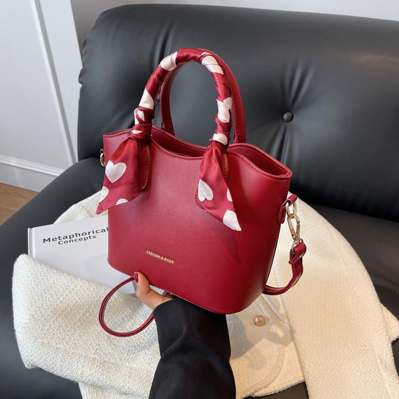 

Wedding bag Premium sense bag Women s bag Large capacity New messenger bag Red wedding bride portable bucket bag Red envelope красный