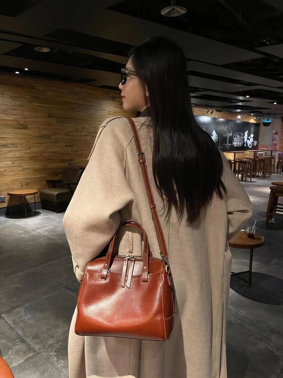 

Винтажная сумка кроссбоди из коровьей кожи растительного дубления - Модная, универсальная и мягкая.