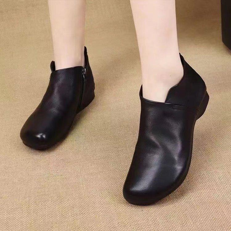 

Обувь для мам, бархатные хлопковые туфли, женская обувь, удобные теплые кожаные хлопковые сапоги, зимние новые 2024 года, нескользящие короткие сапоги для людей среднего и пожилого возраста 40