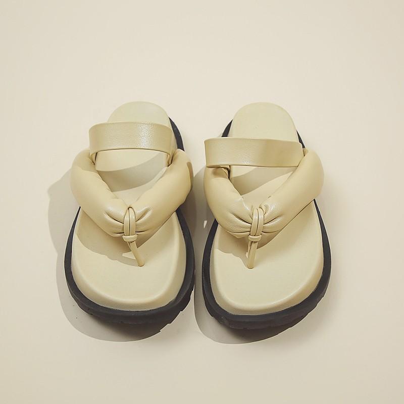 Black Fashionable Going Out Slippers Women's 2025 Spring and Summer New Thick-bottomed Retro Temperament Simple Niche Flip-flops