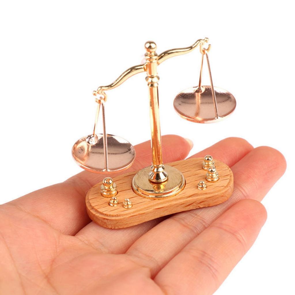 1PC Dollhouse Mini Balance Scales with 6 Weights, 1: 12 Scale Retro Mini Justice Scale Model, Dollhouse Scenes Cake Decoration