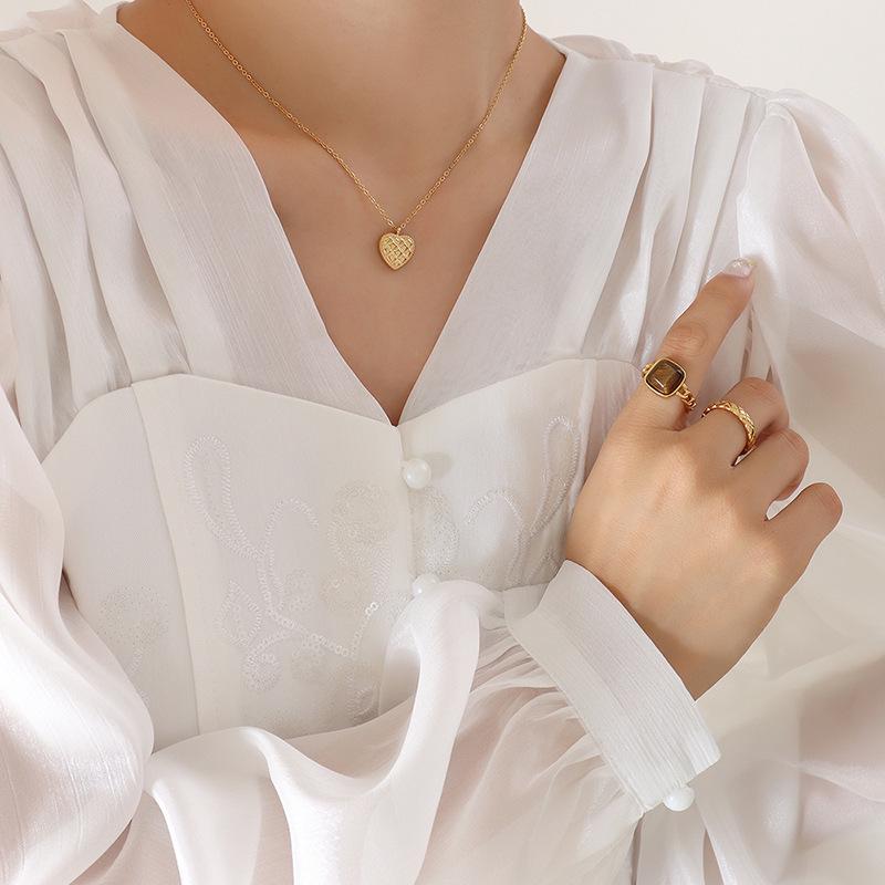 European-Style Heart Pendant Necklace & Gold-Plated Peach Heart Earrings Set for Women