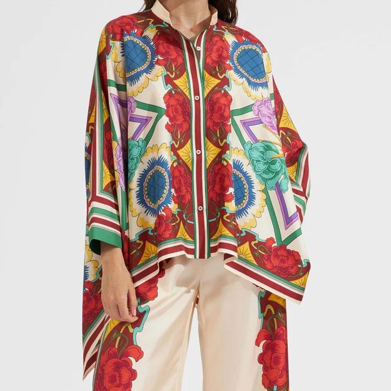 

Штани з вінтажним принтом. Жіноча сорочка з довгими рукавами і широкими брюками. Комплект із двох предметів. Жіноча мода. Тенденція вуличного одягу. XL