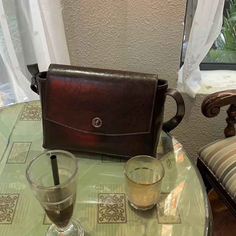 Women's Autumn/Winter 2022 Retro Large Capacity Crossbody Bag for Commute or Student Use