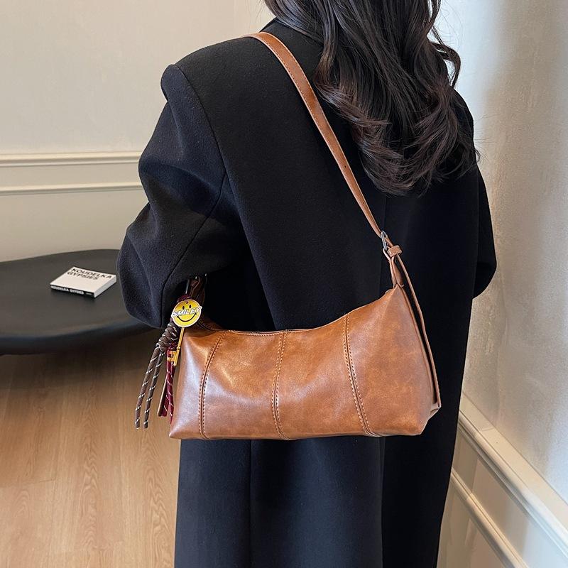 This autumn's new soft leather large-capacity casual versatile shoulder messenger bag fashionable senior commuter dumpling bag