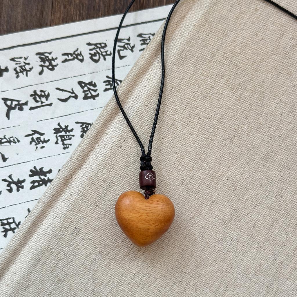 French Elegant Classic Heart-Shaped Wood Sweater Necklace Fashionable Jewelry Accessory for Ladies