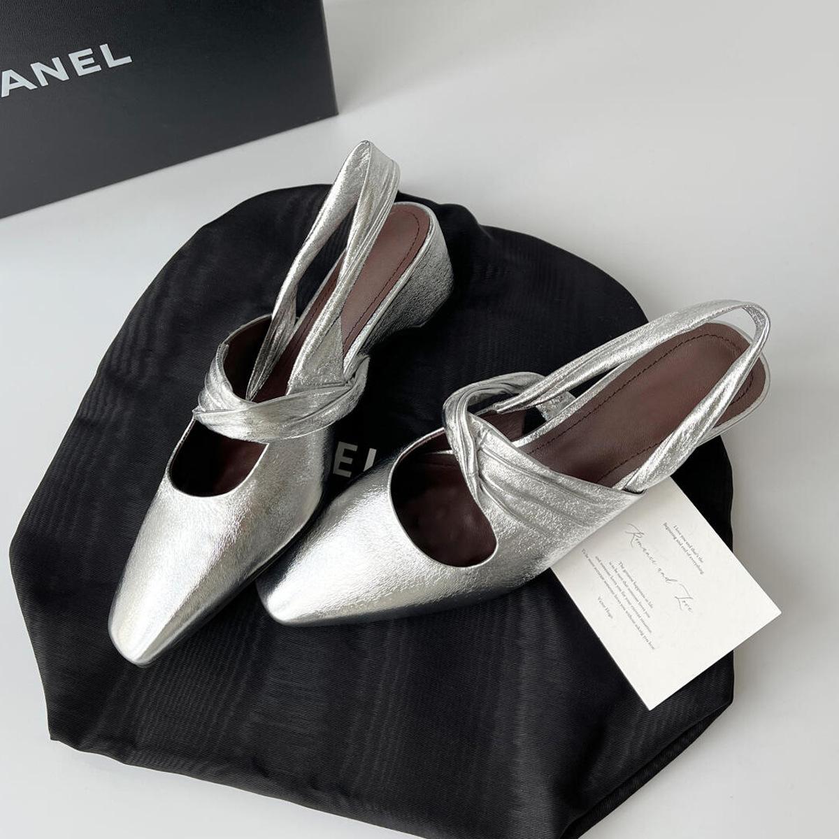 

Sheepskin version~ French temperament pleated word with bag head sandals rear empty thick heel shallow mouth retro square head single shoes women 40