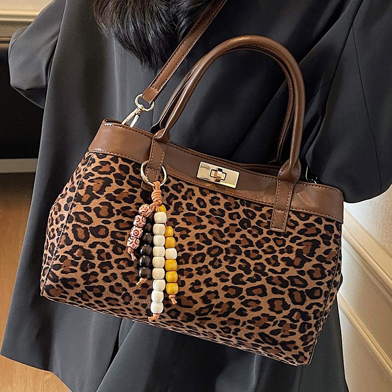 Niche Fashion Leopard Print Handbag Women's 2025 Autumn New Foreign Style High Value Commuting Casual Shoulder Messenger Bag