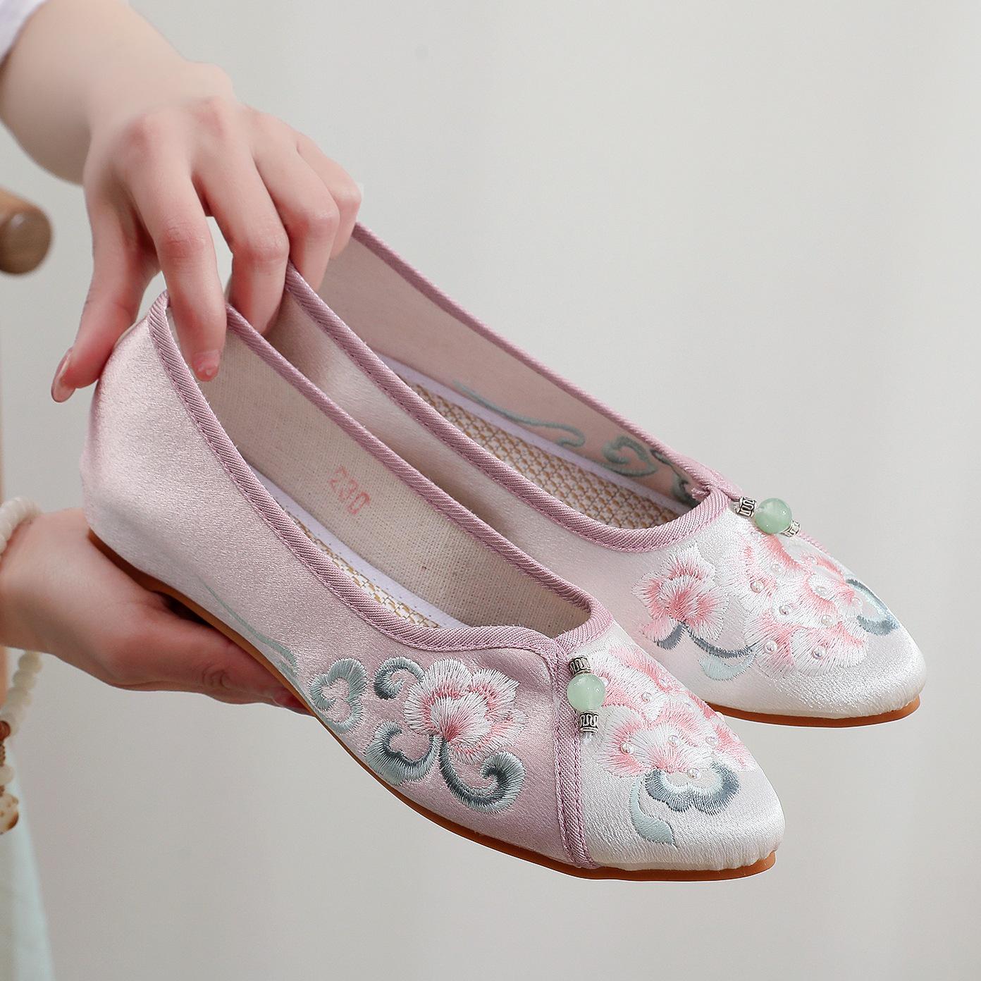 Dan Yue 2024 Spring Women s Ethnic Style Embroidered Cheongsam Pointed Toe Cloth Shoes 39 1586₽