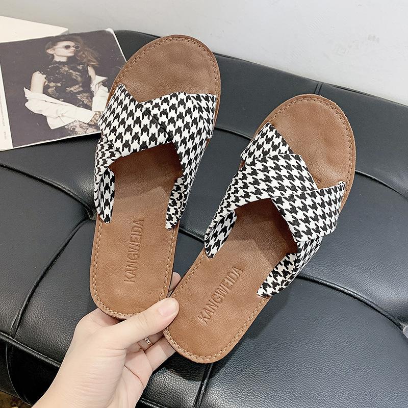 

Крутые тапочки летняя обувь новые модные на плоской подошве нескользящие с мягкой подошвой тапочки женские 40