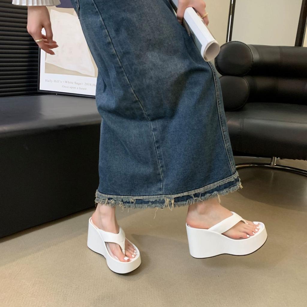 Summer small muffin thick bottom heightening Korean flip-flops women's slope heel pinch feet fashionable cool slippers