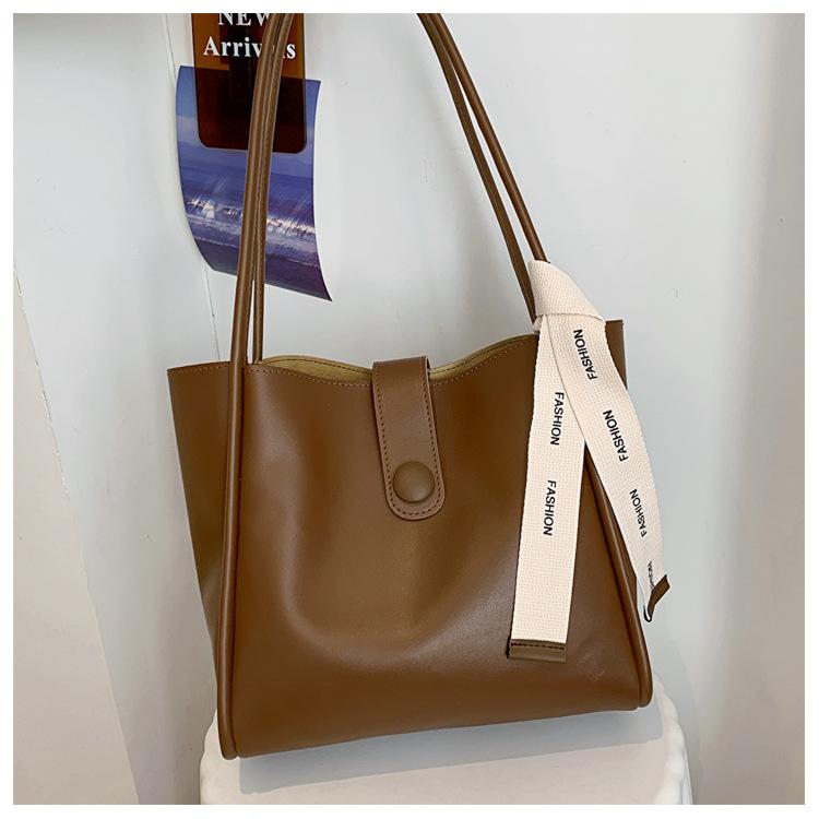 

Осень и зима сумка большой вместимости женская сумка 2025 новая модная модная сумка через плечо повседневная однотонная ретро сумка-тоут коричневый