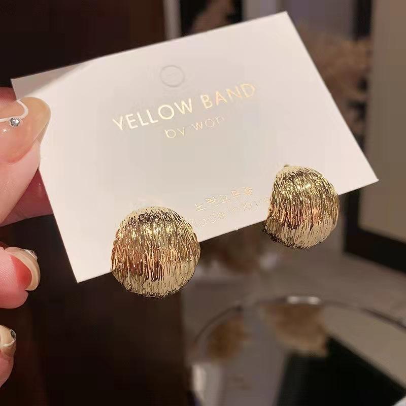 Wind fashion versatile stud earrings women's hot-selling high-end temperament trendy earrings street stall night market explosion
