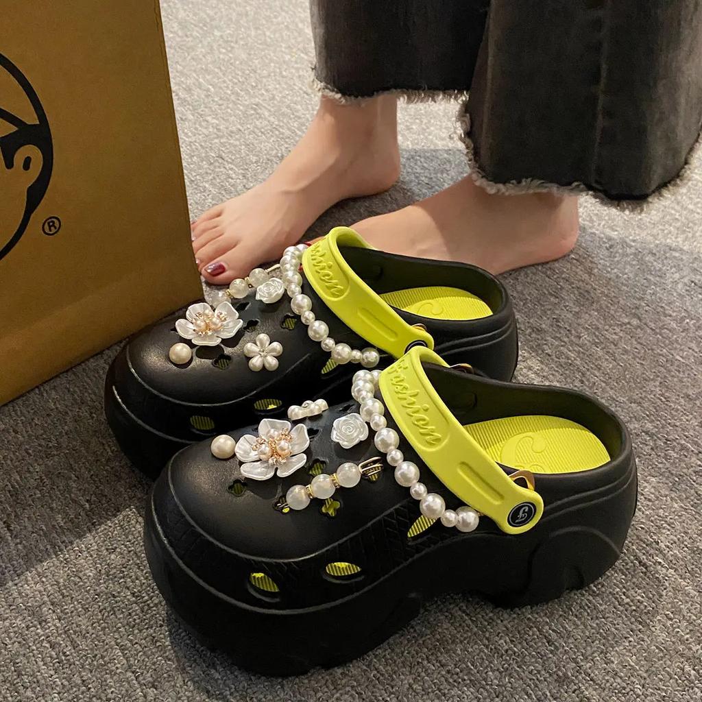 Modische Perlenketten-Plateausandalen für Damen 2024 Sommer Dicke Sohle Strandsandalen Frau Blumen Rutschfeste EVA-Clogs Gartenschuhe