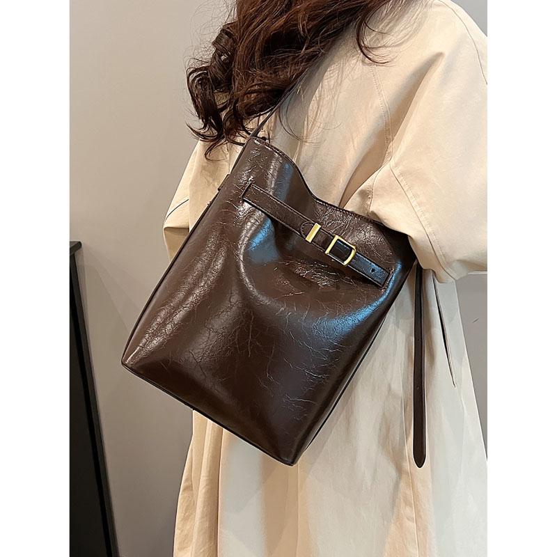 High-Grade Glossy Patent Leather Texture Shoulder Bag Women  New Fashion Simple Large Capacity Bucket Bag Pop Crossbody Bag
