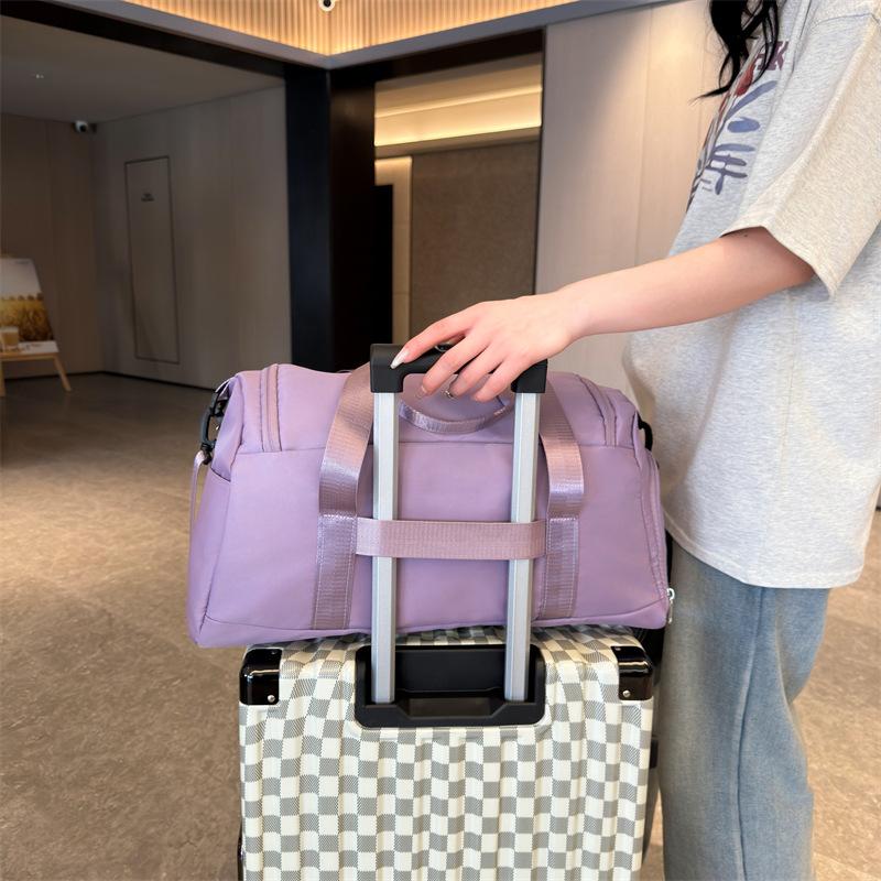 Large-capacity travel bag, gym bag with dry and wet separation, independent shoe compartment, swim bag, can be attached to a trolley bag