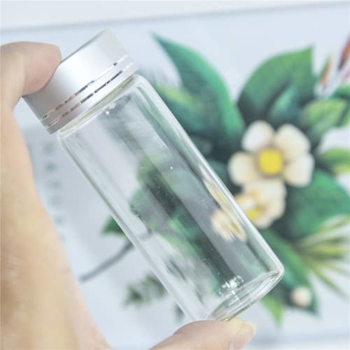 6 mini glass bottles with silver aluminum lids and white plastic bottoms. Perfect for seasoning, making wishes, or drifting. Silver aluminum lid - 40m