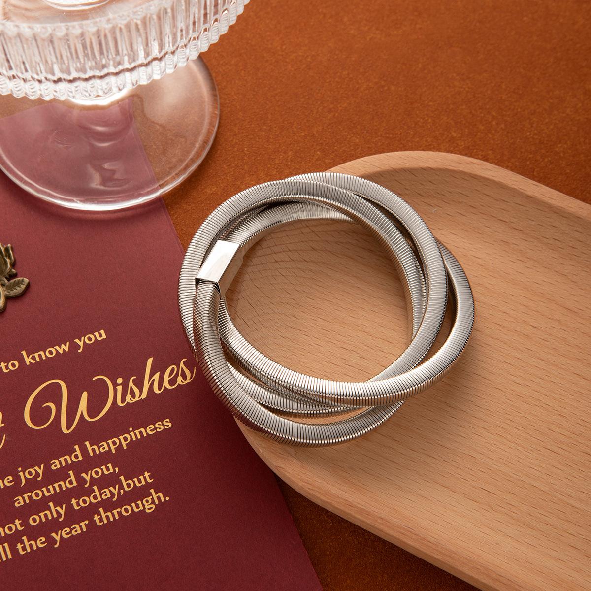 

Модный браслет для женщин серебряный