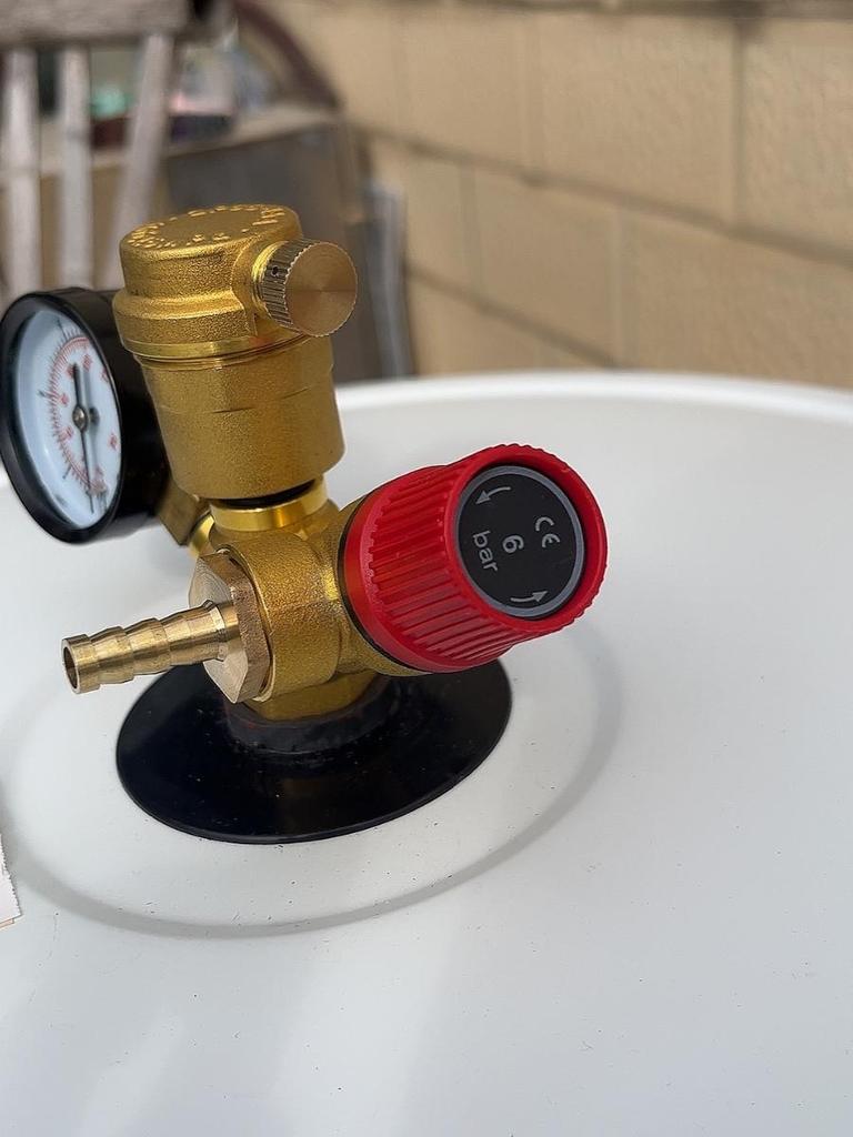 Integrated System: Air Source Heat Pump Buffer Tank with Underfloor Heating, Pressure Relief Valve, Air Vent, and Pressure Gauge
