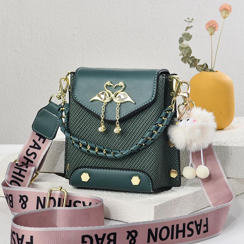Summer versatile texture women's messenger bag light women's bag bag women's 2025 new trendy shoulder bag soft leather bag