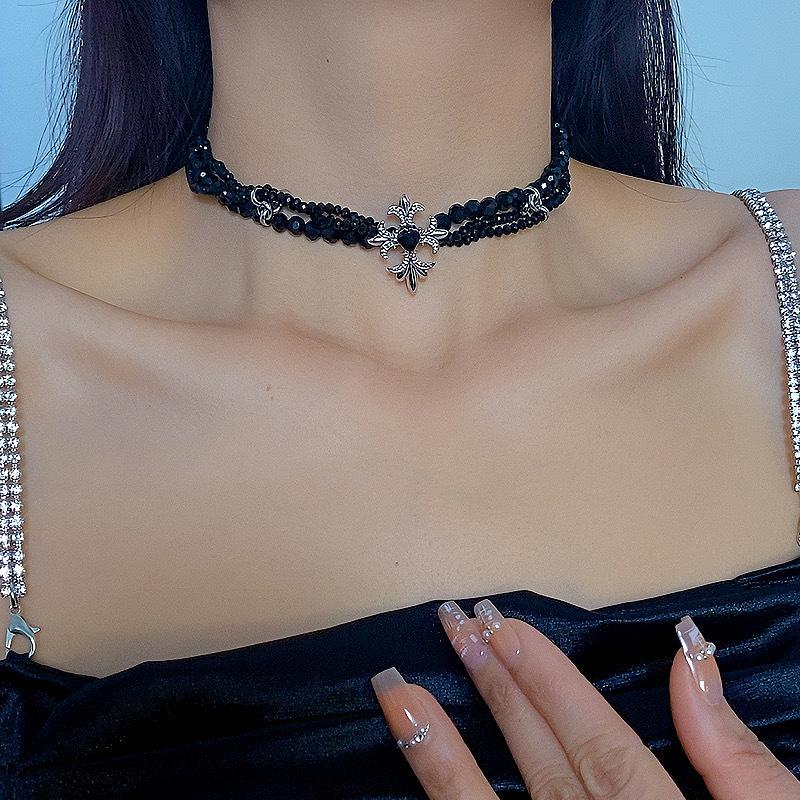 Warstwowy naszyjnik z koralikami z kryształowym krzyżykiem: Europejski i Amerykański Wisiorek w Ciemnym Stylu z Łańcuszkiem na Obojczyk