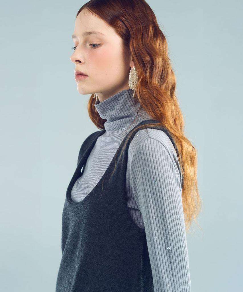 THE BLAHD STUDIO Jewelry Ribbed Turtleneck Top (Gr)