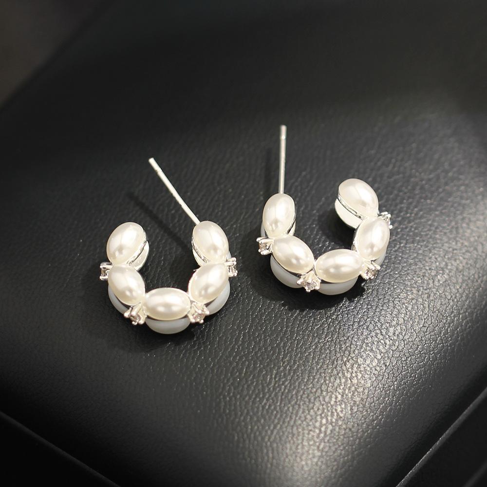 

New Korean East Gate design sense simple beaded stud earrings niche high-end temperament versatile C-shaped stud earrings срібний