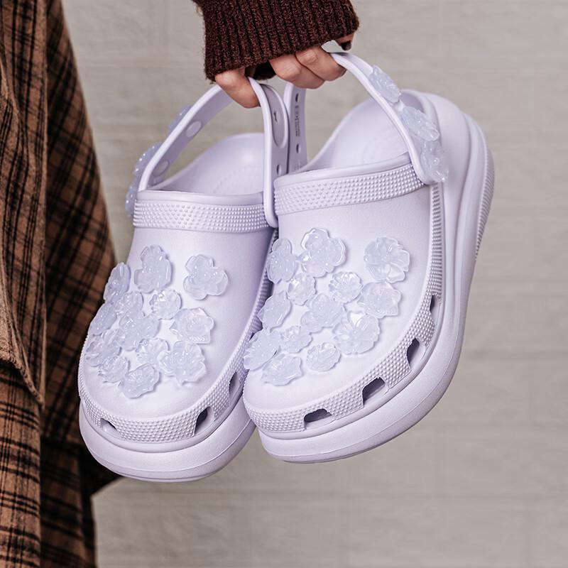 

Crocs Classic Puffed Flower Clog Sandals 34-35