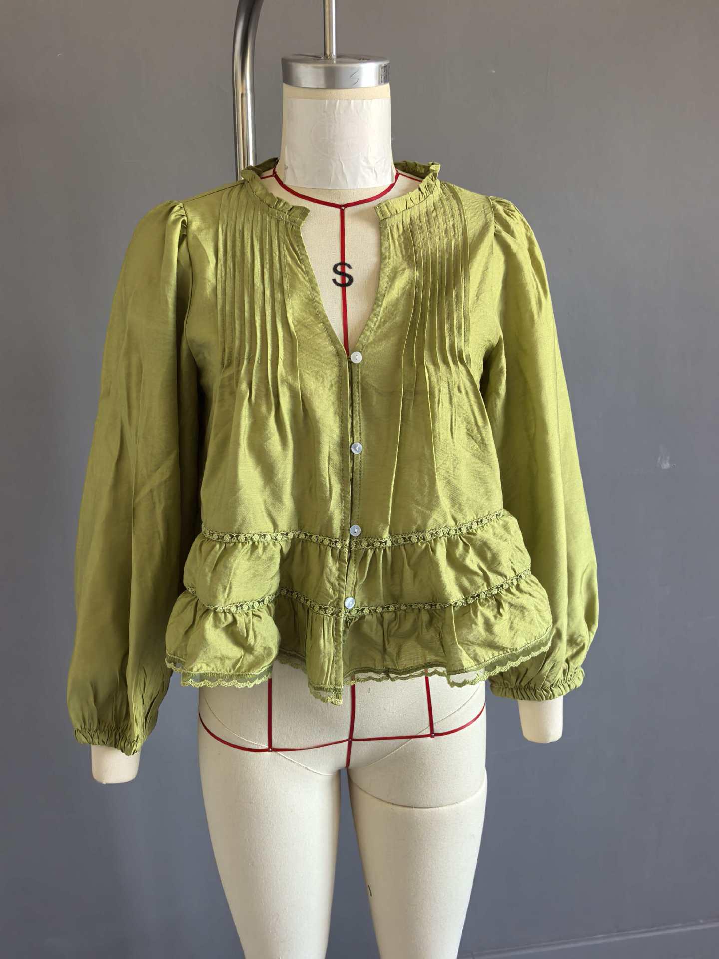 

ZR Cross 2025 Elegant French Lace Floral Trim Loose Top Large