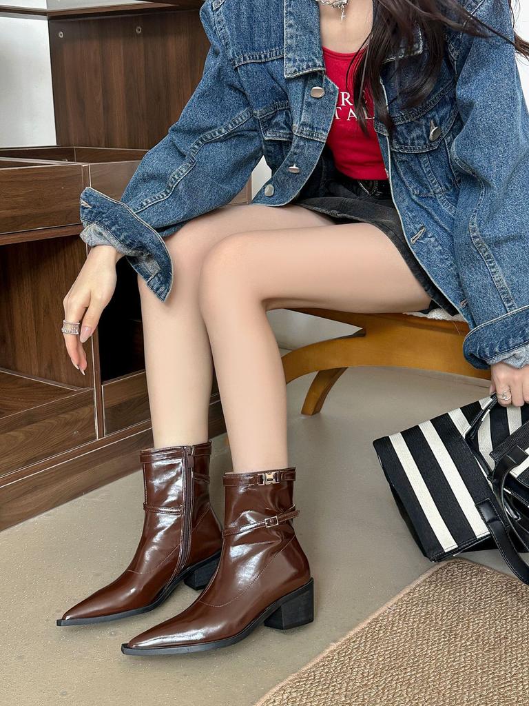 Grober Absatz, spitz zulaufende Martin-Stiefel für Damen, Herbst/Winter 2025, neue Western-Cowboy-Stiefel mit Gürtelschnalle und mittelhohem Absatz.