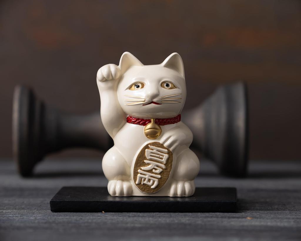 Maneki Neko White Lacquerware Paw Metal Lucky Good Feng Takaoka Copperware Neko Gin-Yado (Lucky Cat) (Right Raised) / Figurine, Cat, Luck, Shui,