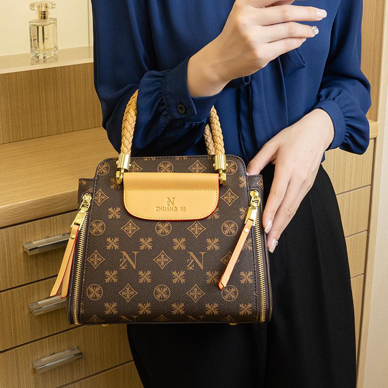 Advanced Women's Bag New Trendy Crossbody Retro Versatile Handbag Large Capacity Outdoor Shoulder Bag