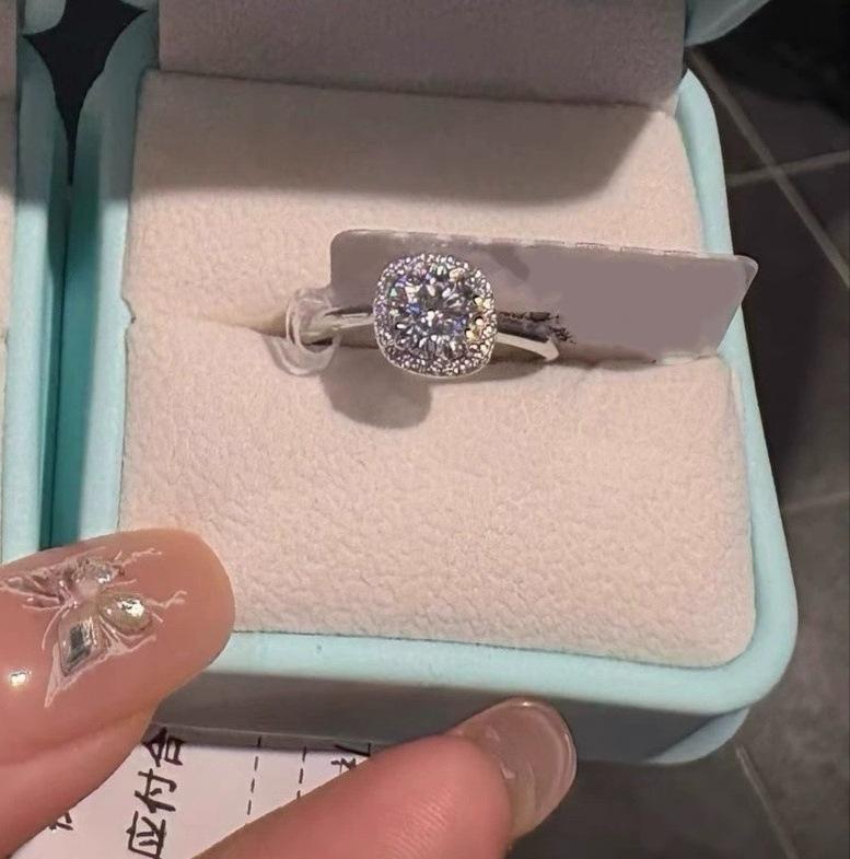 A small sugar cube ring with a moissanite ring is a trendy birthday gift for your best friend, girlfriend or friend