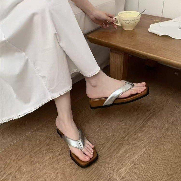 Französisches Temperament ist wunderschön, mit Röcken, lässigen Keilabsätzen, Flip-Flops, Zehen, Sandalen und Damen-Sommerbekleidung exquisit und vielseitig.