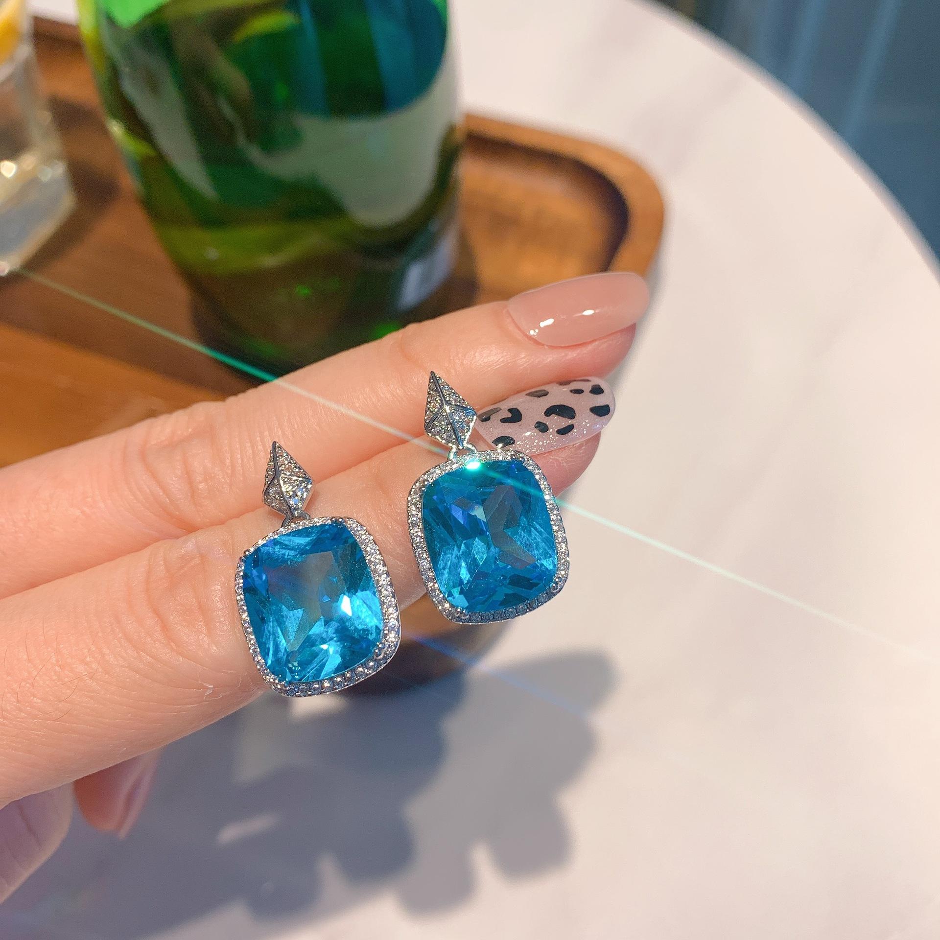 

Ювелирные изделия Маленькие Свежие Цветные Сокровища Серьги-пусеты Имитация Топаз Голубой Прямоугольные 12 * 14 Серьги-гвоздики