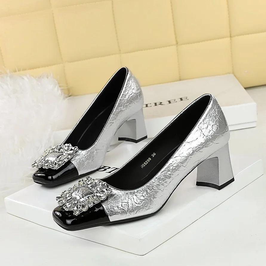 

Fashion Retro Style Autumn Winter New Women Shoes Thick Heel Middle Heel Square Head Rhinestone Splicing Thin Single Shoe Crystal Buckle 34 серебряный