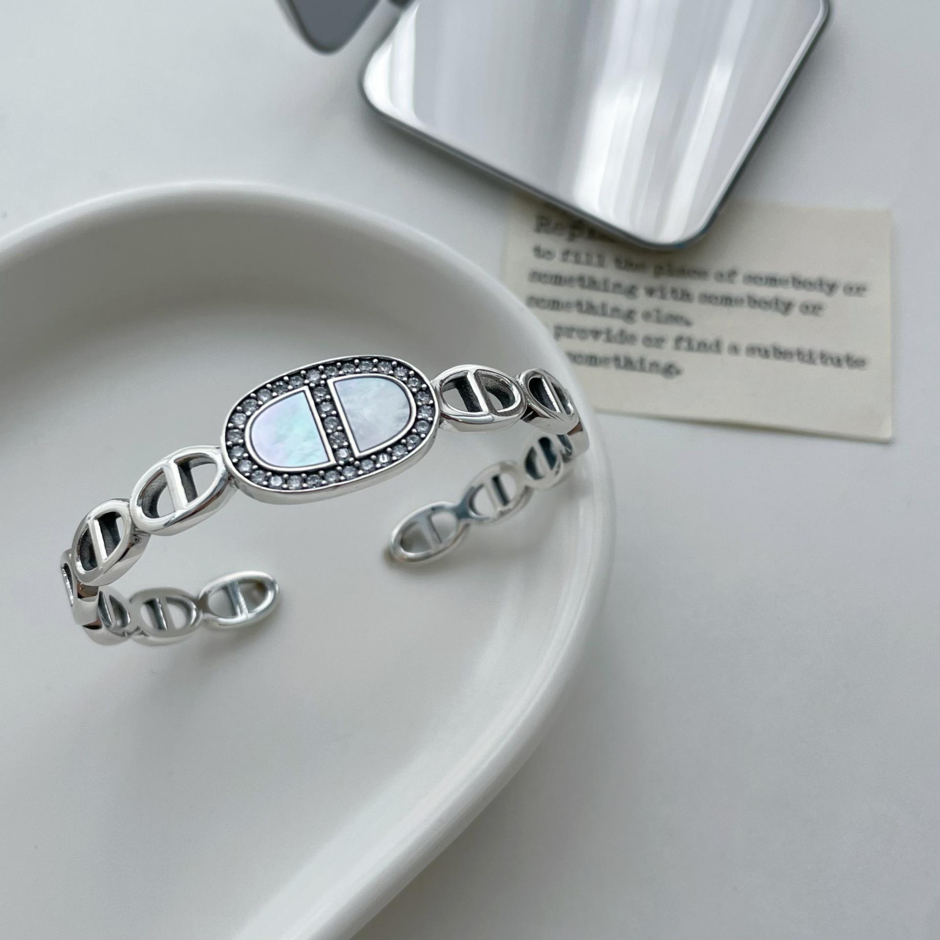 

S925 Sterling Silver Korean Style Diamond & Mother-of-Pearl Pig Nose Open Bangle