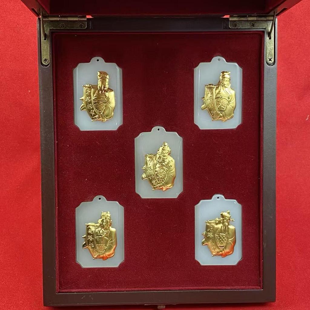 Fem Lyckogudar Guldinlagd Vit Jade Hänge och Jubileumsmynt Set