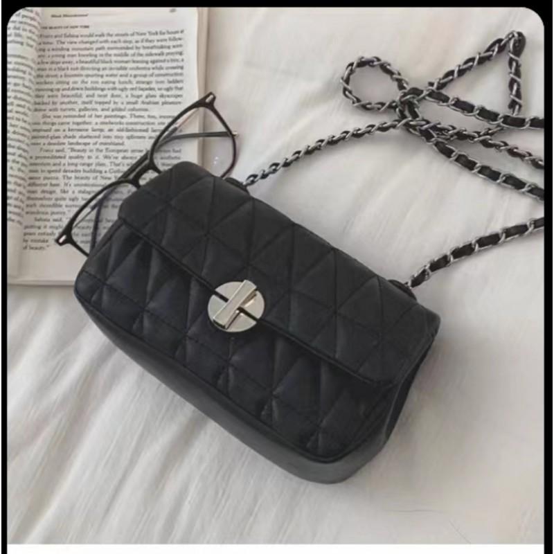 

Small Crowd High-end Chain Women s Bag 2026 Red Book Same Style Rhomboid Single-shoulder Cross-body Commuting Armpit Square чорний