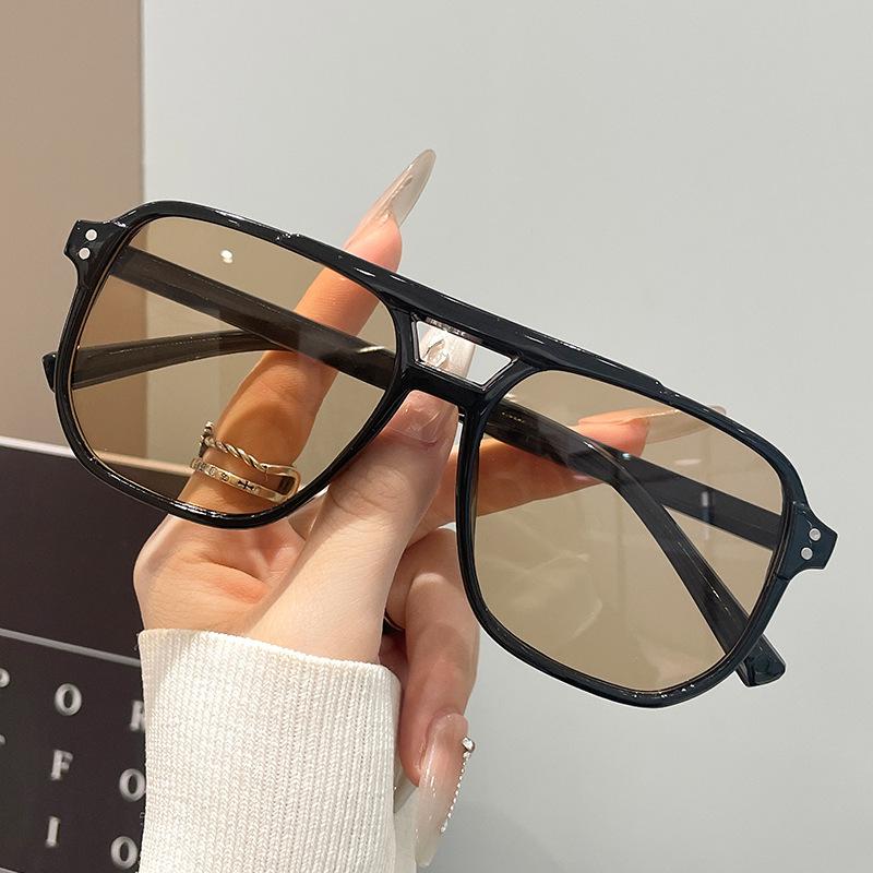 2025 Nové evropsko-americké nýtované čajově zbarvené čtvercové sluneční brýle s UV ochranou pro muže a ženy