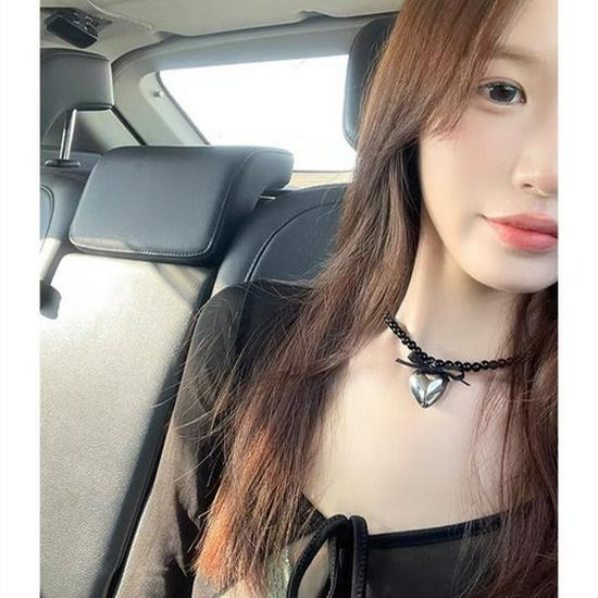 

Spicy Girl Heart Pearl Bow Necklace: Korean Sweet & Cool Black Beaded Choker for Women