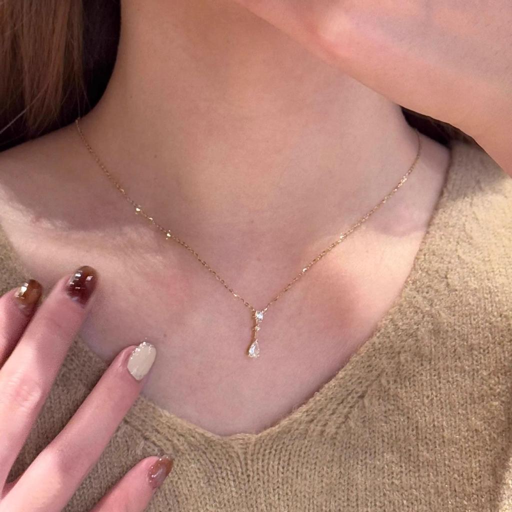 Elegante Collana con Ciondolo a Goccia d'Acqua in Zircone per Donna - Catena Clavicola, Design Lussuoso di Alta Gamma (Stile 2025)