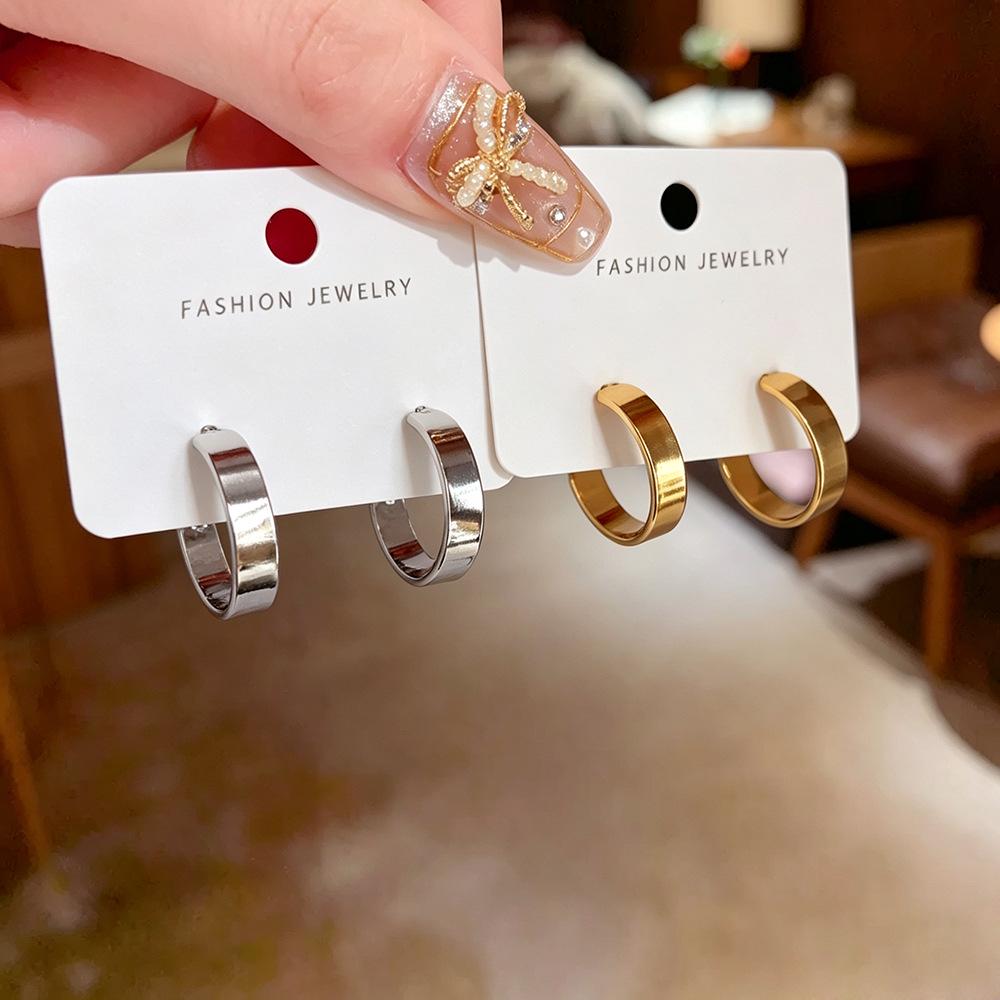 European Retro Geometric Glossy Metal Earrings for Women - Light Luxury, Versatile, High-End Simple Design
