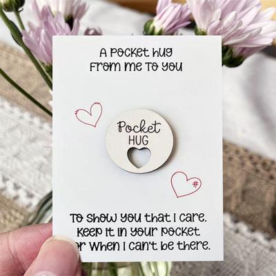 Pocket Hug Love Herz Token Dekoration mit Grußkarte Holz kleines Herz