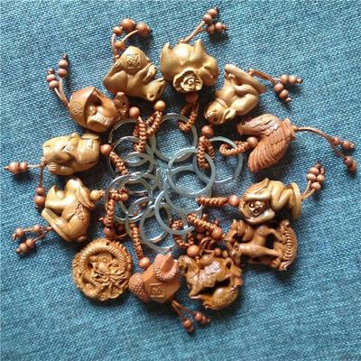 Dvanáct klíčenek se zvěrokruhem, zručně vyřezávaných z mahagonu, jsou nádhernými trojrozměrnými dárky a oblíbeným zbožím na nočních trzích.