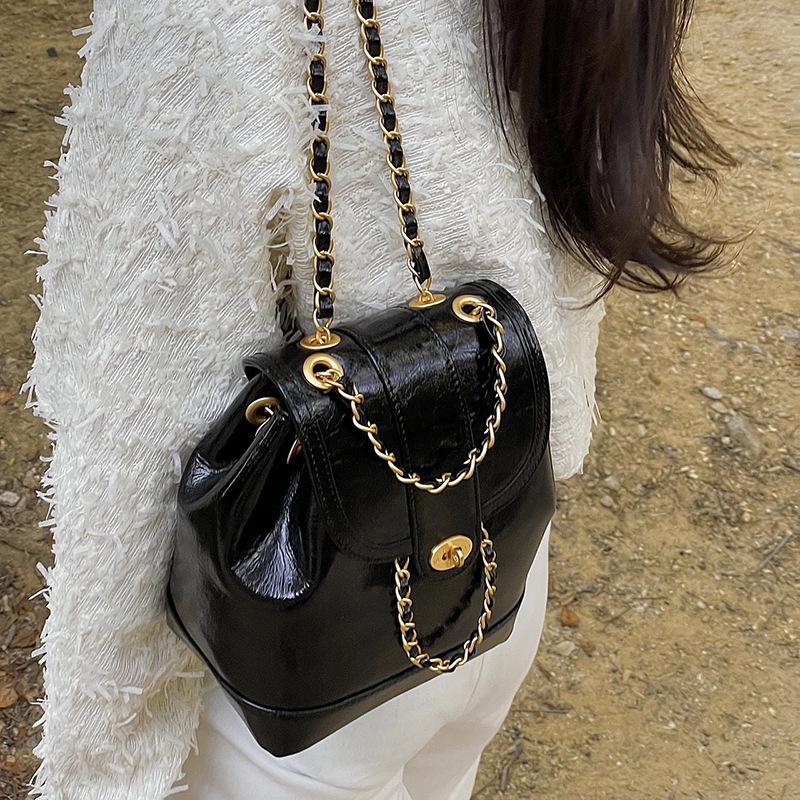 

Korean Mini Fragrance Style Chain Backpack - Waxed Leather Shoulder Bag for Women and Students чорний