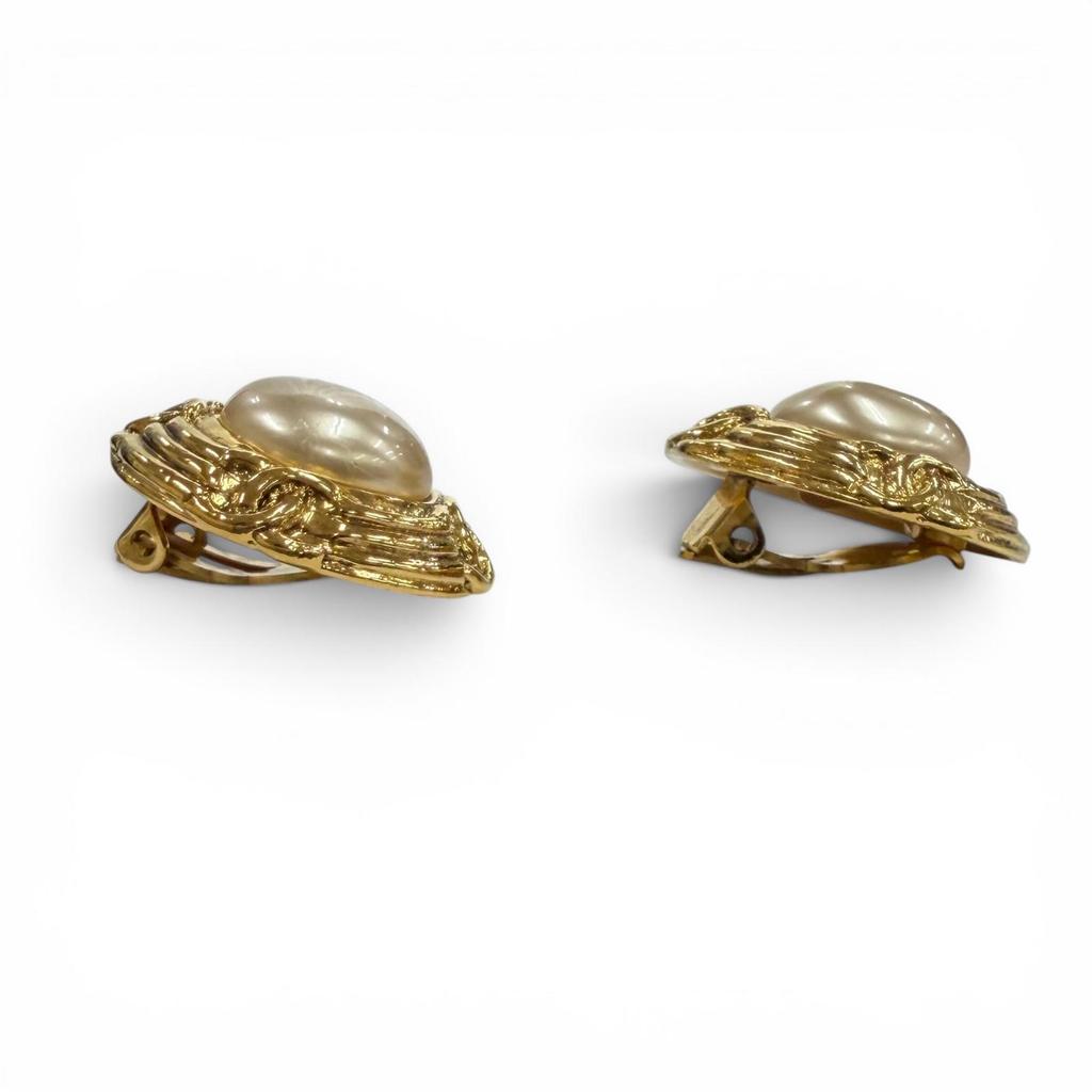 Excellent CHANEL Earring Faux Pearl COCO Mark gold Women 93A Used