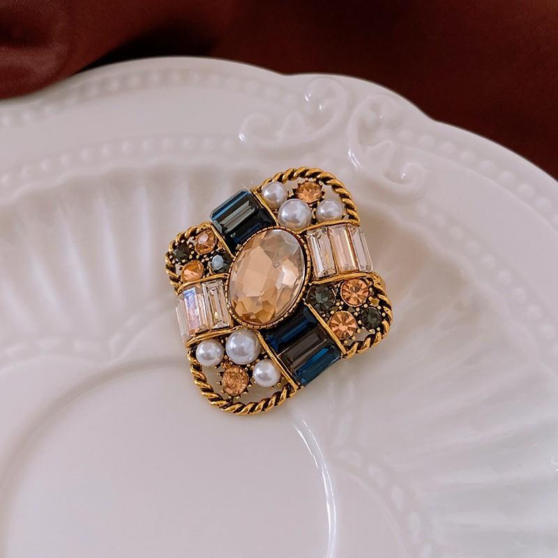 Średniowieczna Vintage Broszka z Kontrastującą Pszczołą Inkrustowana Diamentami Retro Lekki Luksus High-endowa Korsaż Wykwintne Wszechstronne Dodatki Kobiety