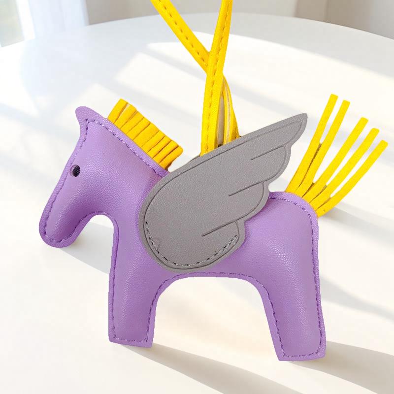 Portachiavi con ciondolo Pegasus a contrasto con motivo a cartone animato, con nappa e pony in pelle