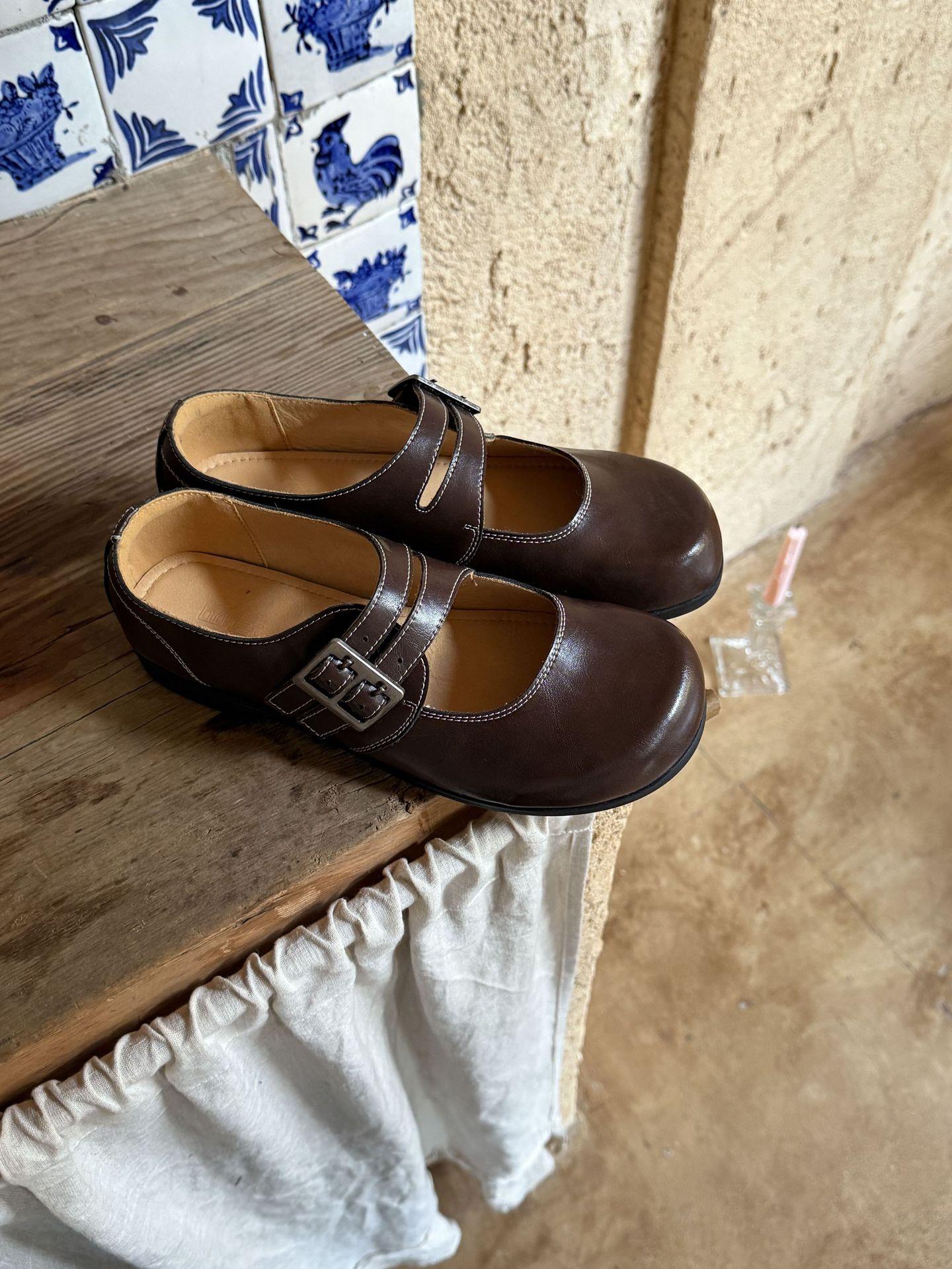 

French shallow mouth small single shoes women s autumn 2025 new fashion versatile lazy one pedal casual Mary Jane shoes 40 темно-коричневого